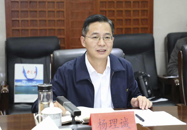 楊理誠與陳建軍一行商談項目合作事(shì)宜 楊理誠與陳建軍一行商談項目合作事(shì)宜