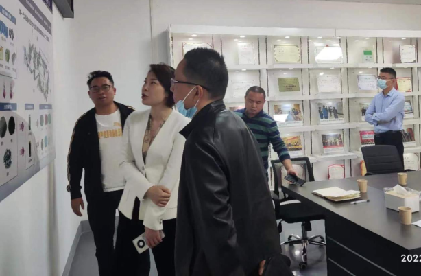 關懷備至,溫暖和煦——湘鄉市副市長(cháng)李佳谕與經(jīng)開(kāi)區領導臨湘鄉清研公司視察指導工作 關懷備至,溫暖和煦——湘鄉市副市長(cháng)李佳谕與經(jīng)開(kāi)區領導臨湘鄉清研公司視察指導工作